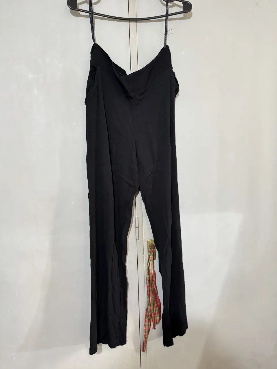 Pantalón sastrero negro de Studio F, con tiras finas para colgar. Ideal para un look elegante y versátil.
