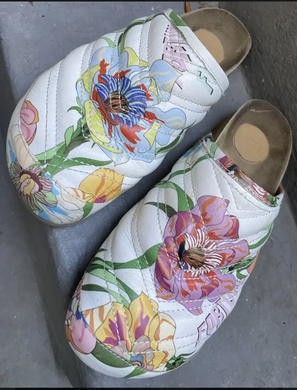 Zuecos Jazmin con estampado floral, ideales para un look casual y cómodo. Diseño con detalles acolchados y suela de goma.
