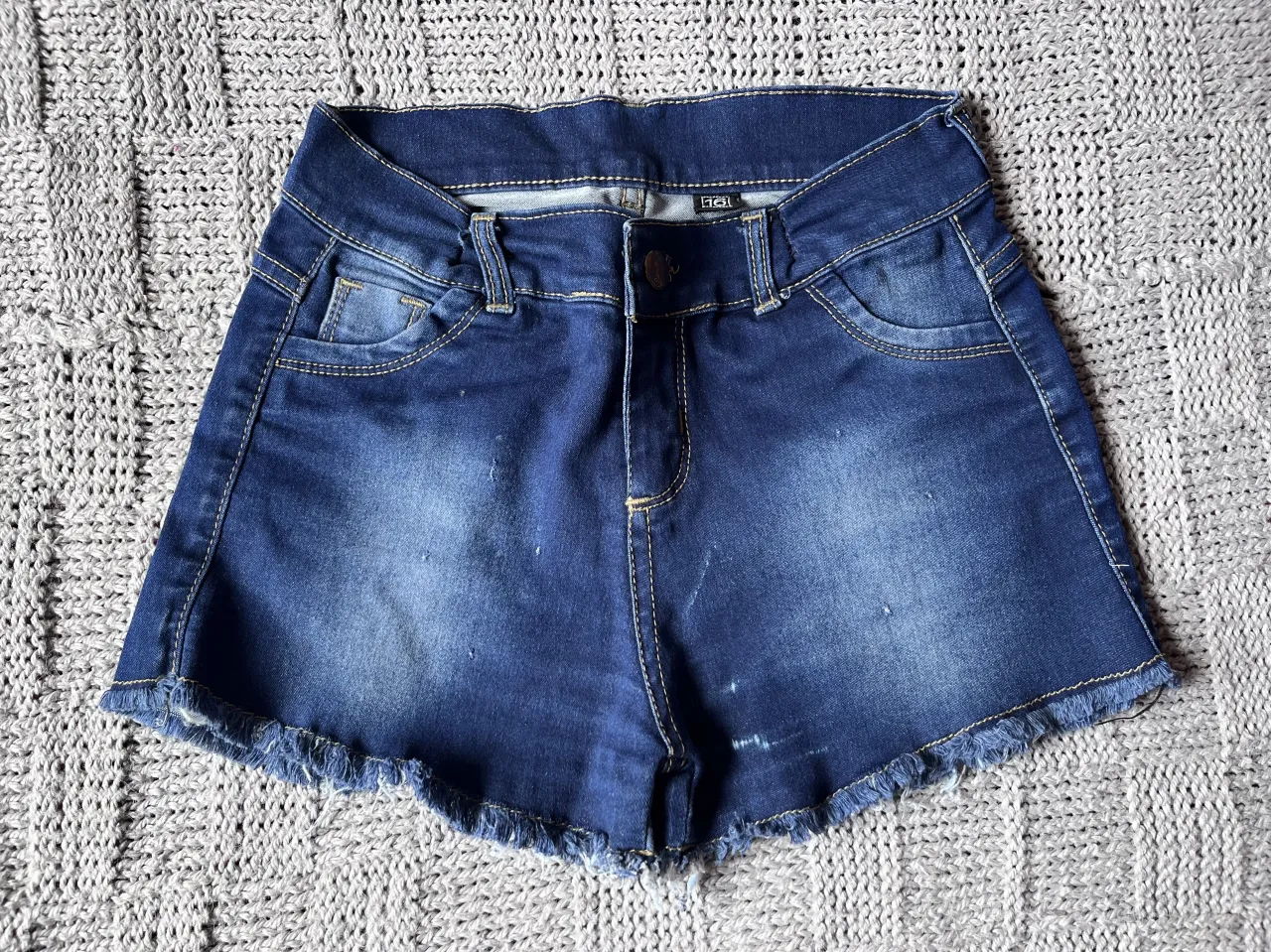 Shorts de jean tiro alto con roturas y detalles deshilachados en el borde. Un clásico infaltable para looks casuales y cancheros. Ideales para el día a día.