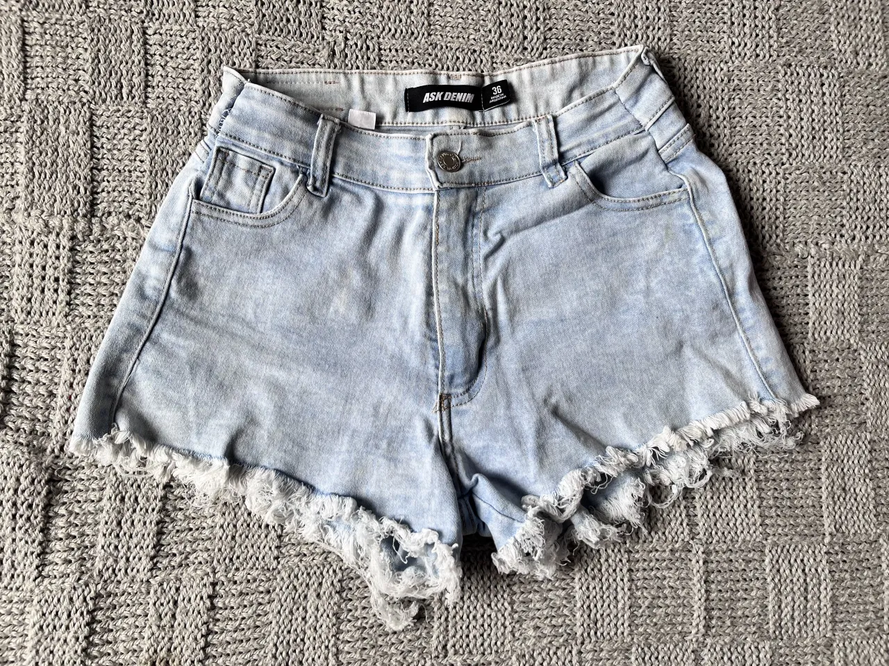 Shorts de jean tiro alto con roturas y detalles desflecados en los bordes. Lavado celeste claro, súper cancheros y versátiles para cualquier ocasión.