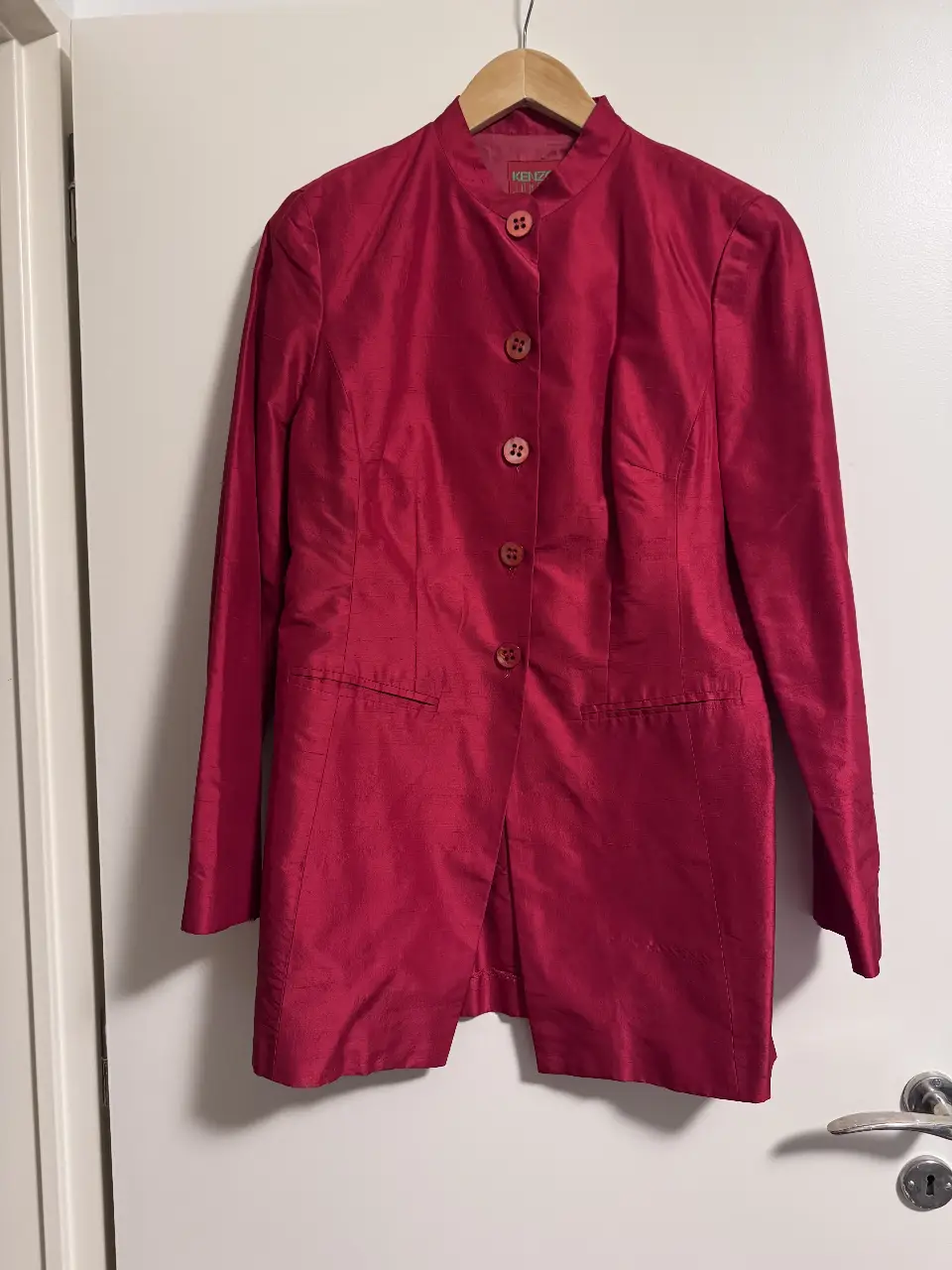 Traje sastrero rojo de dos piezas, compuesto por blazer con cuello mao y pantalones de corte recto. Ideal para eventos formales o para darle un toque sofisticado a tu look de trabajo.
