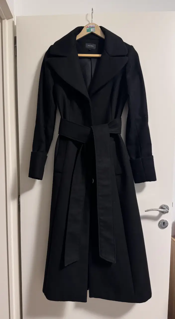 Tapado largo negro con cinturón, ideal para un look elegante y sofisticado. Perfecto para el invierno.