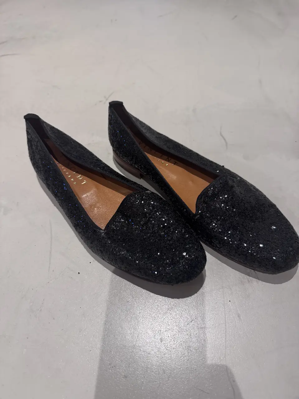 Ballerinas negras con brillos, ideales para darle un toque de glamour a cualquier look. Perfectas para una salida o evento especial.