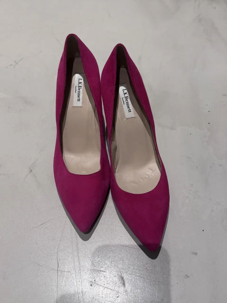 Elegantes zapatos de tacón alto fucsia de la marca L.K. Bennett. Ideales para eventos formales o para darle un toque sofisticado a cualquier look.