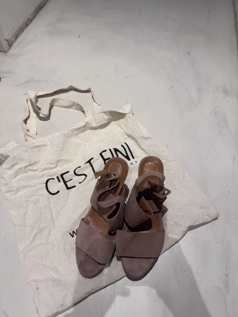 Sandalias de gamuza color marrón con taco. Ideales para un look elegante y cómodo.