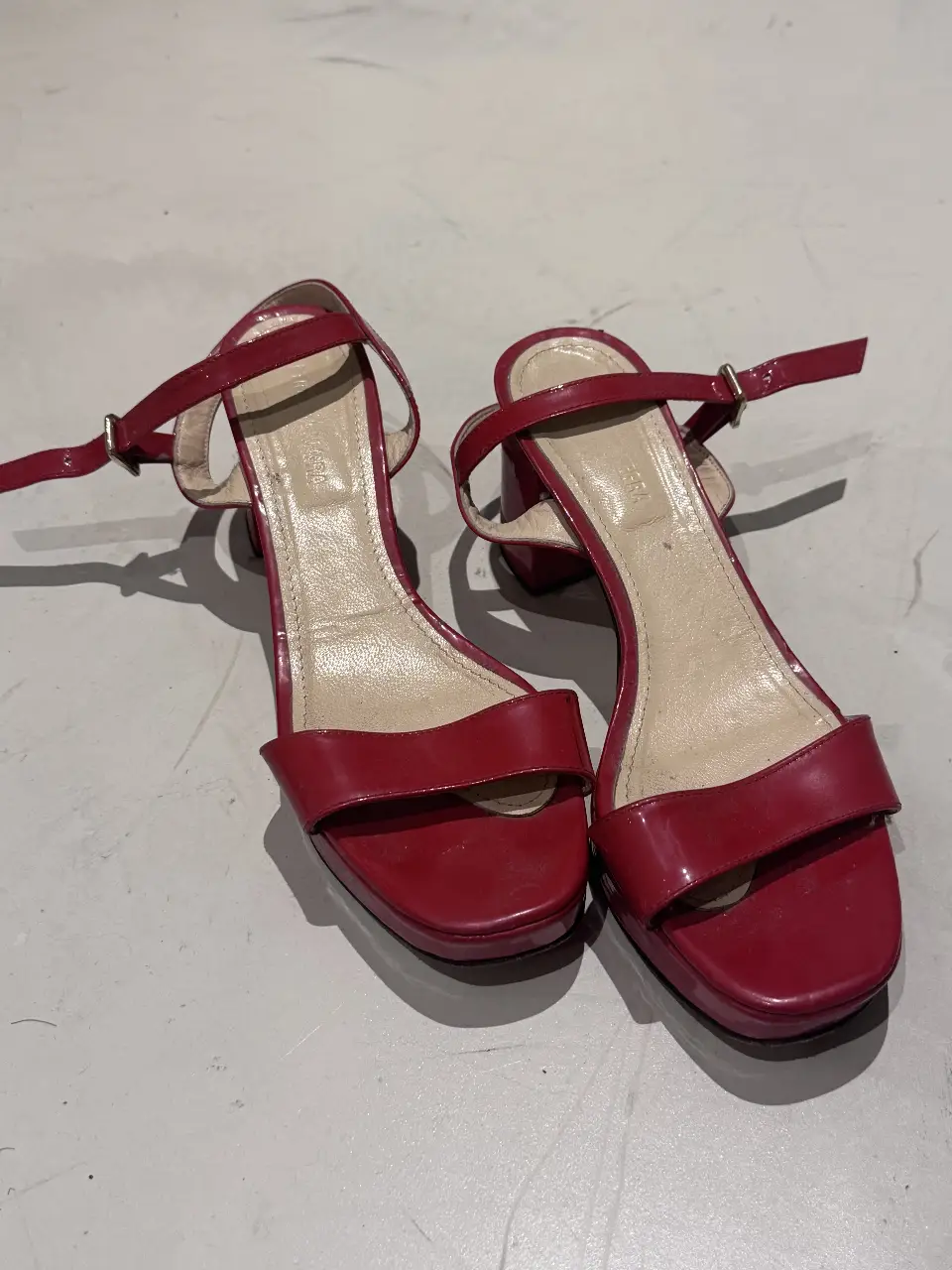Sandalias rojas de taco bajo con pulsera en el tobillo. Ideales para un look de fiesta o salida.