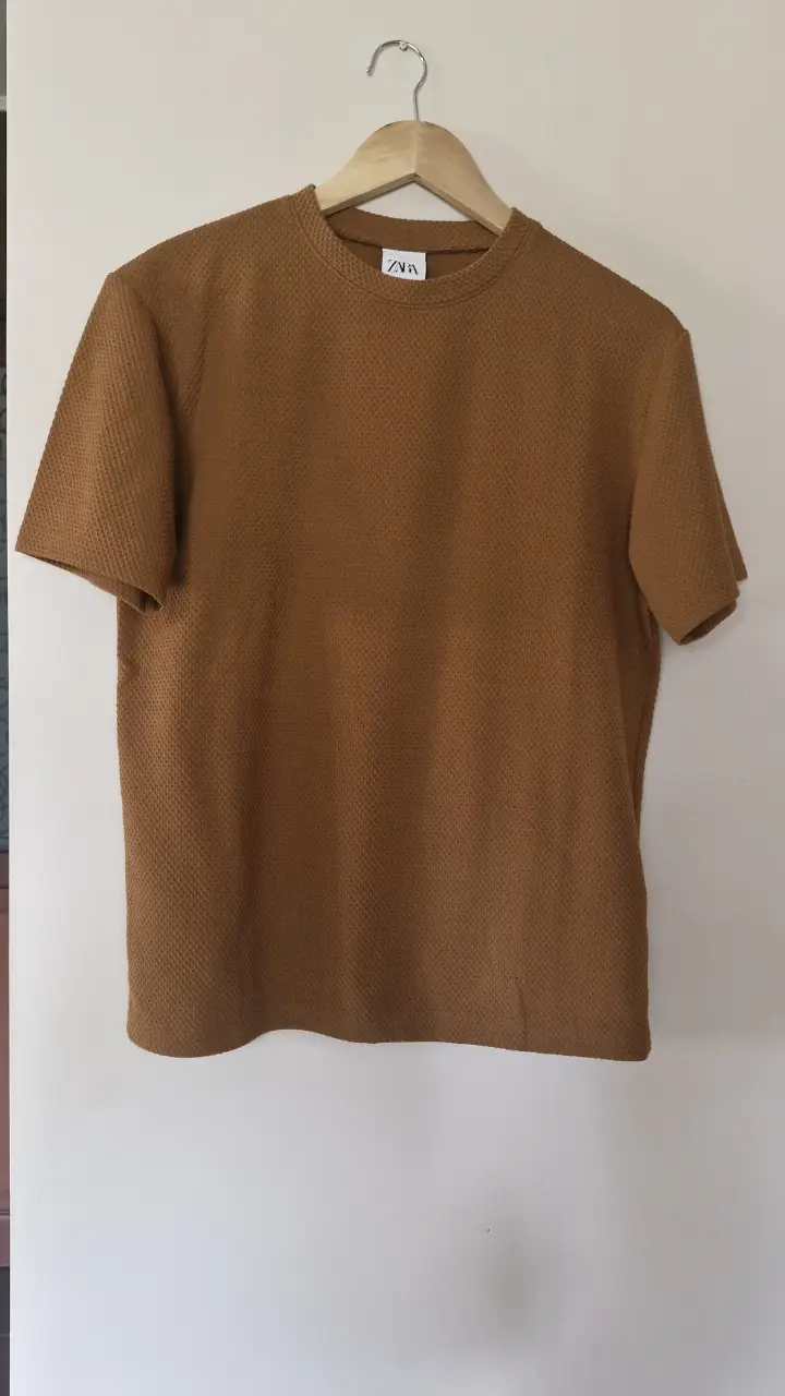 Remera manga corta de hombre, color marrón, con textura tipo waffle. Ideal para un look casual y cómodo.