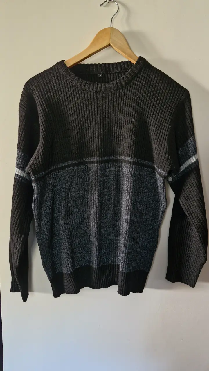 Sweater de hombre con diseño a rayas horizontales en tonos grises y negro. Ideal para un look casual y abrigado.