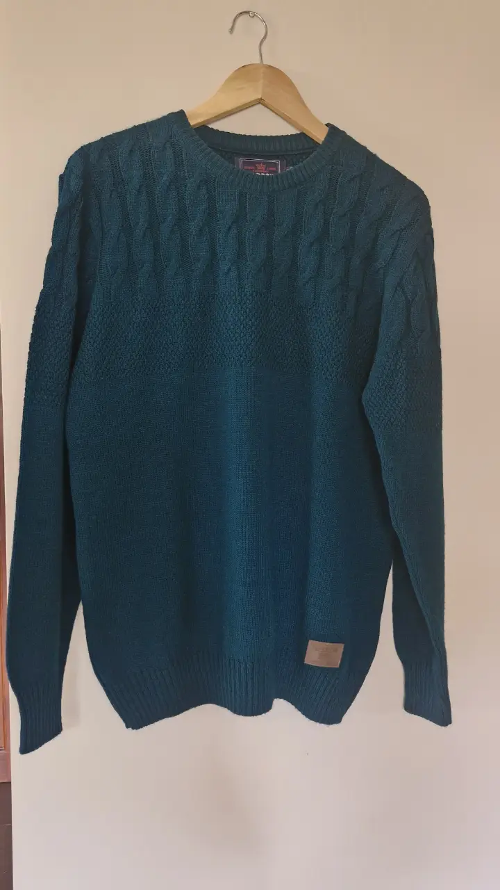 Sweater de hombre de color verde oscuro, tejido con diseño de trenzas en la parte superior. Ideal para un look casual y abrigado.