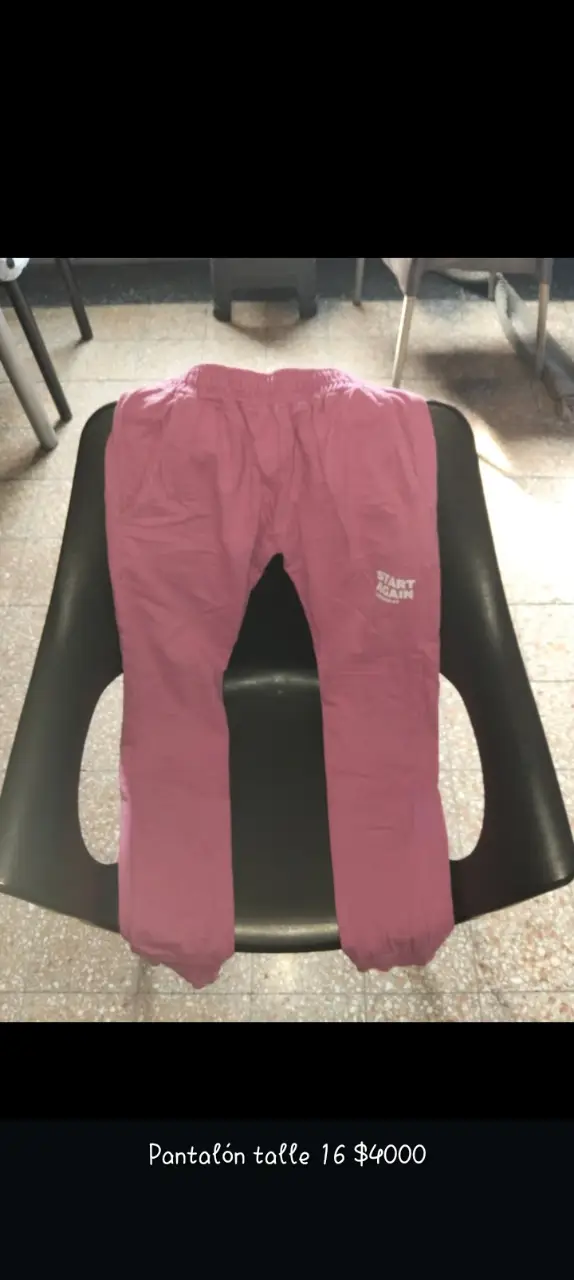 Pantalón rosa talle 16, ideal para actividades al aire libre. Cuenta con un detalle de la marca "START AGAIN".