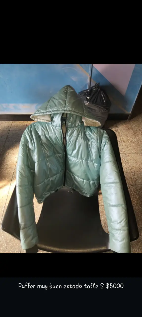 Campera puffer color celeste, talle S, en muy buen estado. Ideal para el invierno.