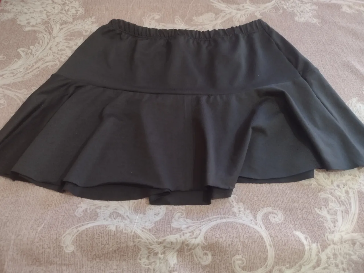 Pollera negra con cintura elastizada y volado.