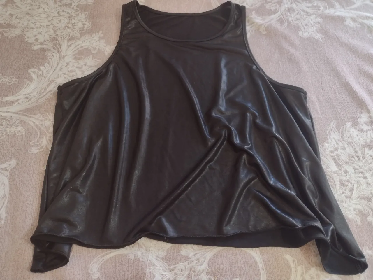 Musculosa negra con escote redondo y breteles anchos.