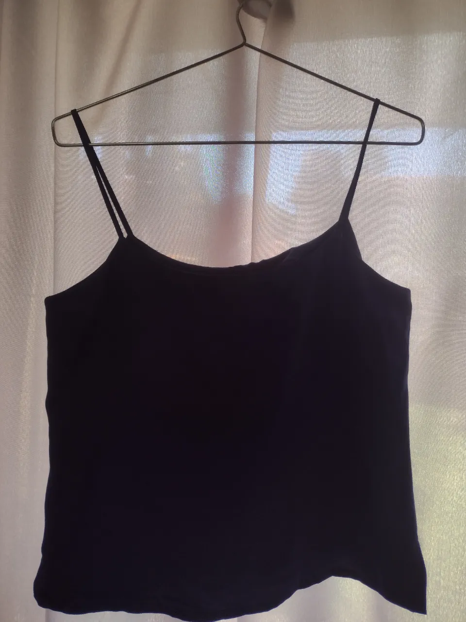 Musculosa negra con tiras finas.