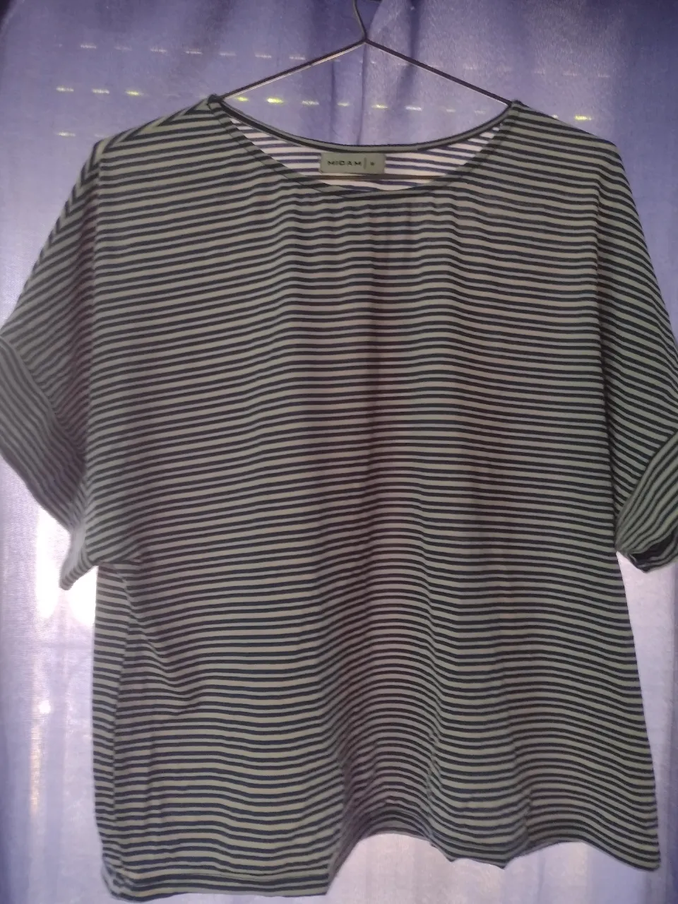 Remera a rayas horizontales, manga corta y cuello redondo.