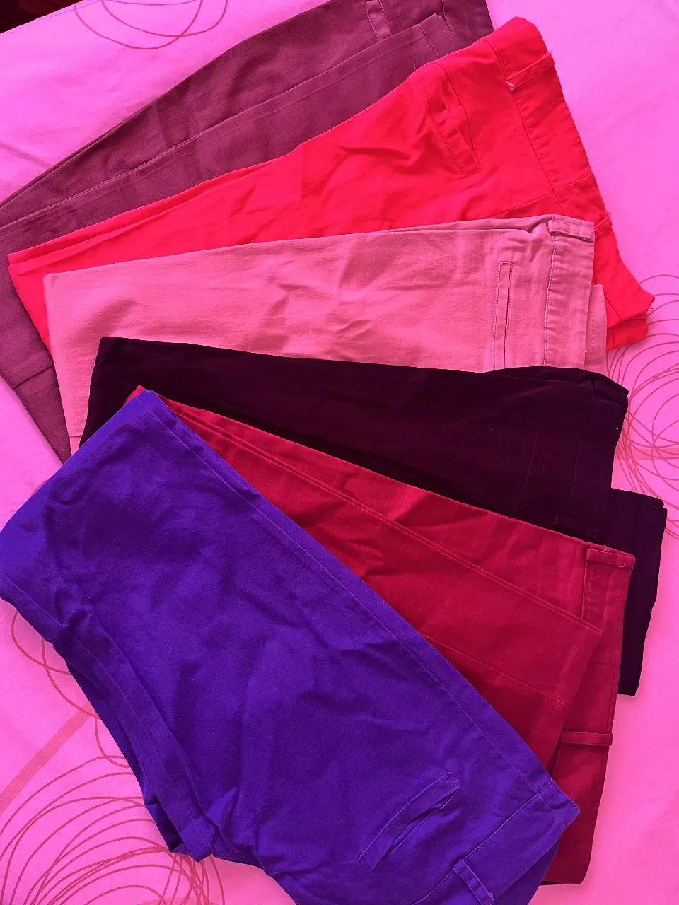 Pantalones chinos de varios colores, ideales para un look casual y versátil. Disponibles en gris, rojo, negro, azul y otros colores. el precio es por el lote!! 