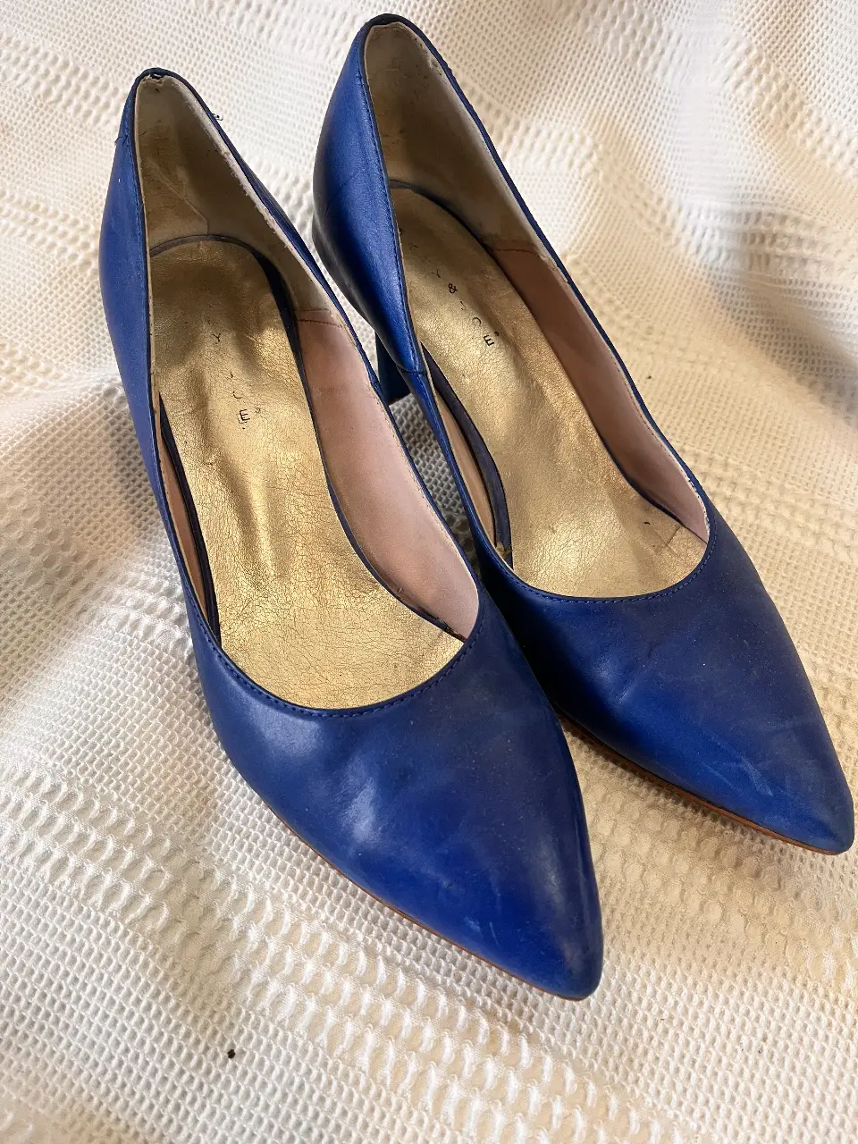 Elegantes zapatos de taco alto en color azul. Diseño clásico con punta fina y tacón delgado. Ideales para eventos formales o para darle un toque sofisticado a cualquier look.
