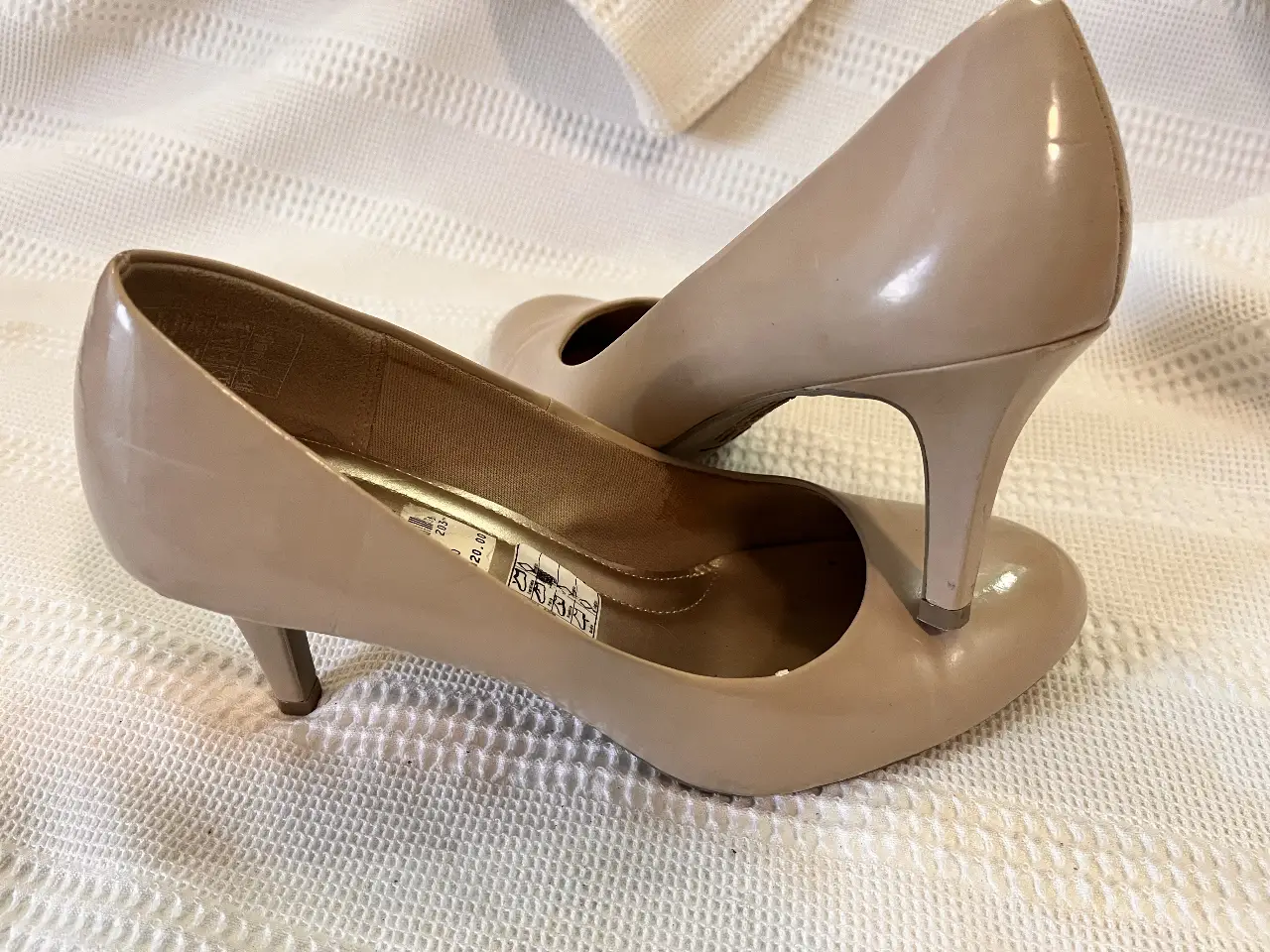 Elegantes zapatos de taco alto color crema, ideales para eventos formales o para darle un toque sofisticado a cualquier look. Diseño clásico y atemporal.