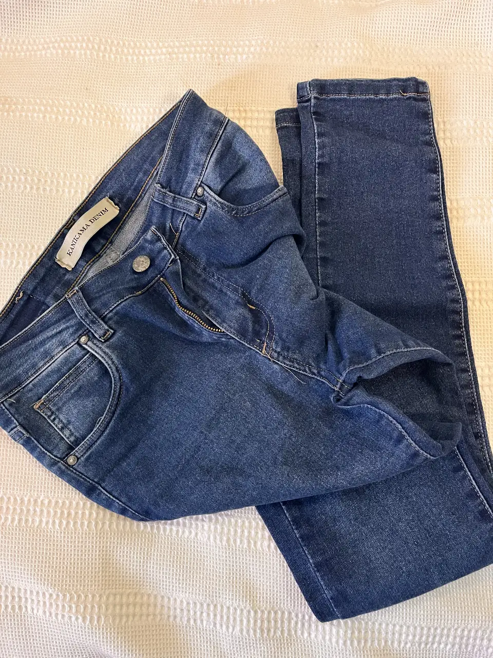 Jeans de mujer, corte chupin , color azul. Un clásico para cualquier ocasión.