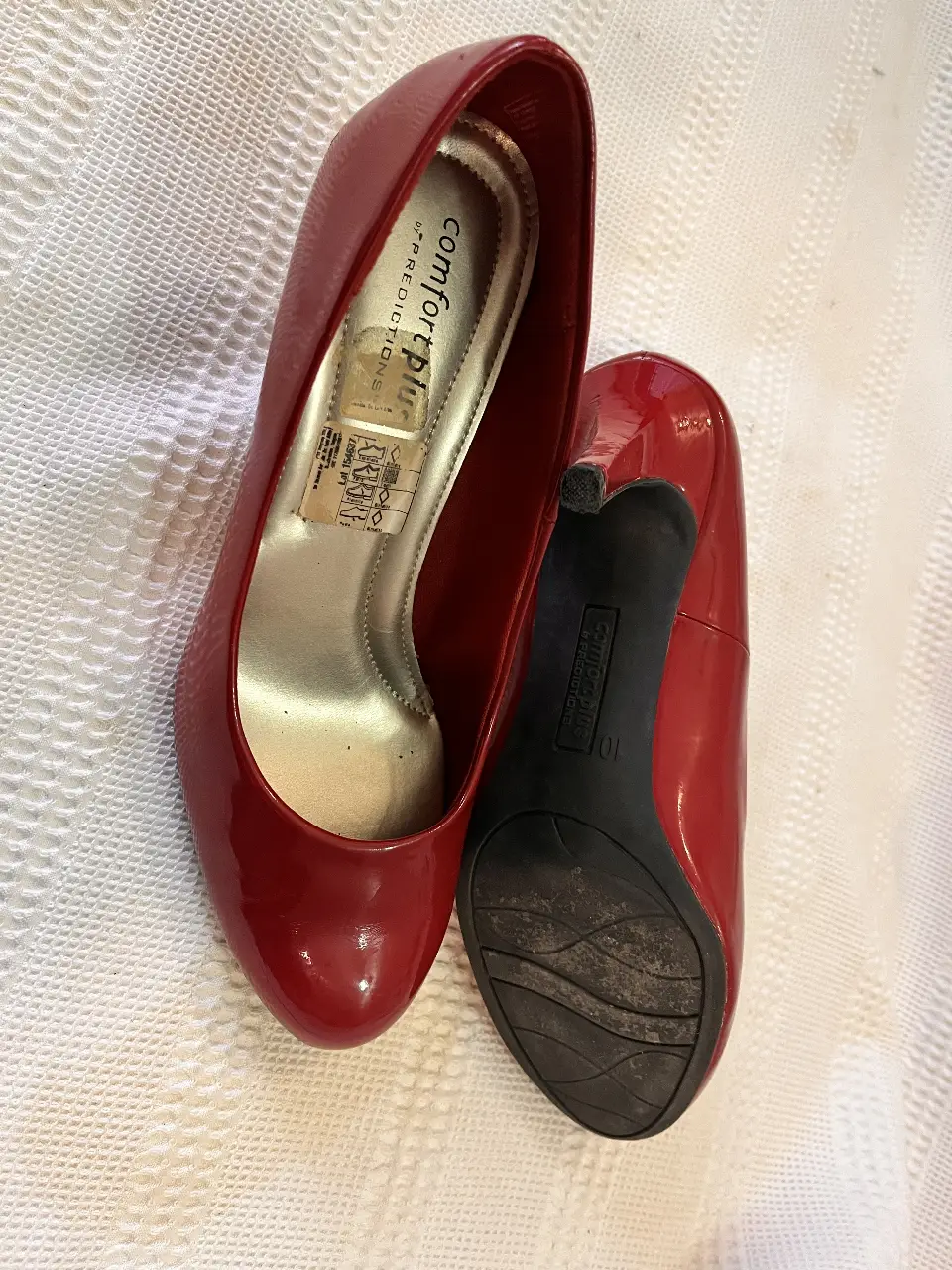 Zapatos de taco alto rojos, de charol, con etiqueta de la marca Comfort Plus Predictions, talle 10.