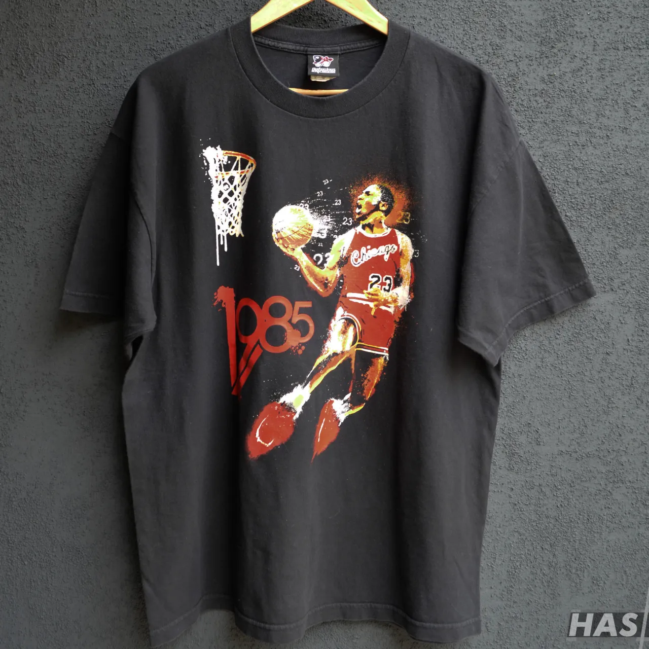 Remera negra de Michael Jordan en acción, con el número 23 y el año 1985. Ideal para fanáticos del básquet y amantes del estilo retro.

negociable el precio 