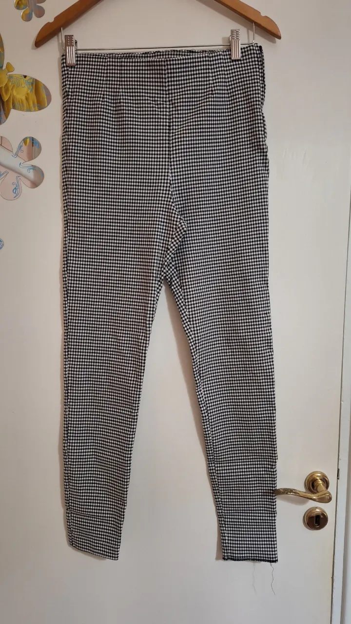 Pantalón de cuadros blanco y negro con cierre lateral.