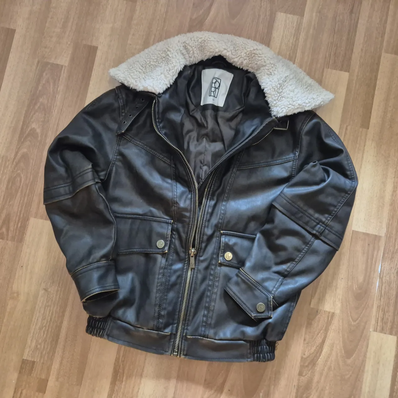 Campera de cuero Portsaid sintético negra con cuello de corderito blanco. El cuello es desmontable. La vendo porque la compré de impulsiva y no va con mi estilo, la usé dos veces. Está como nueva! El talle es XS, pero es fit oversize, yo soy S/M de remera y me queda re bien. Es de media estación, es bastante rompevientos pero no es muy abrigada. Para invierno te podés poner un sweater abajo tranquilamente. 
