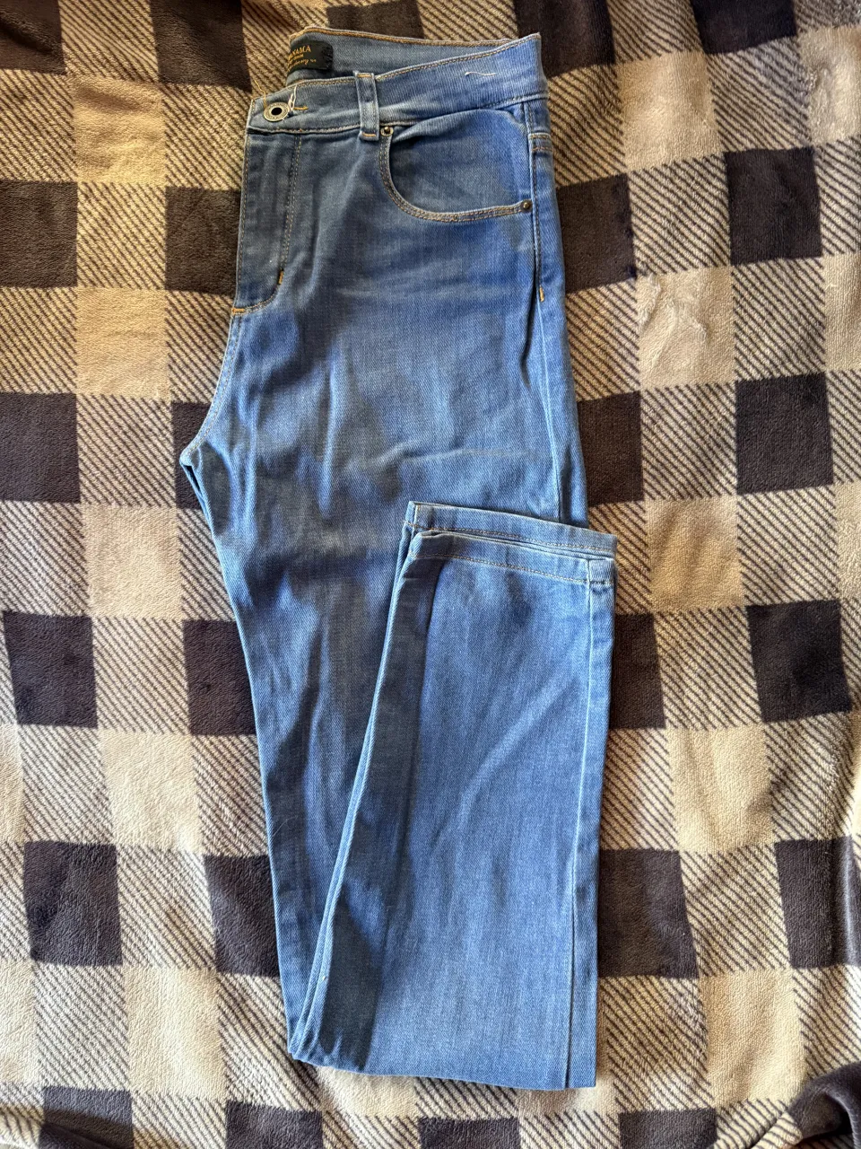 Jeans de denim azul. Modelo con bolsillos delanteros y traseros.