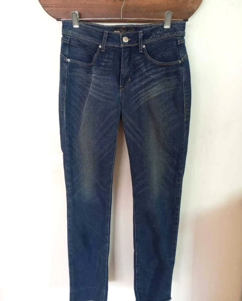 Jeans de mujer, modelo skinny, color azul oscuro. Es elastizado. Marca Levi's Revel, talle 27.