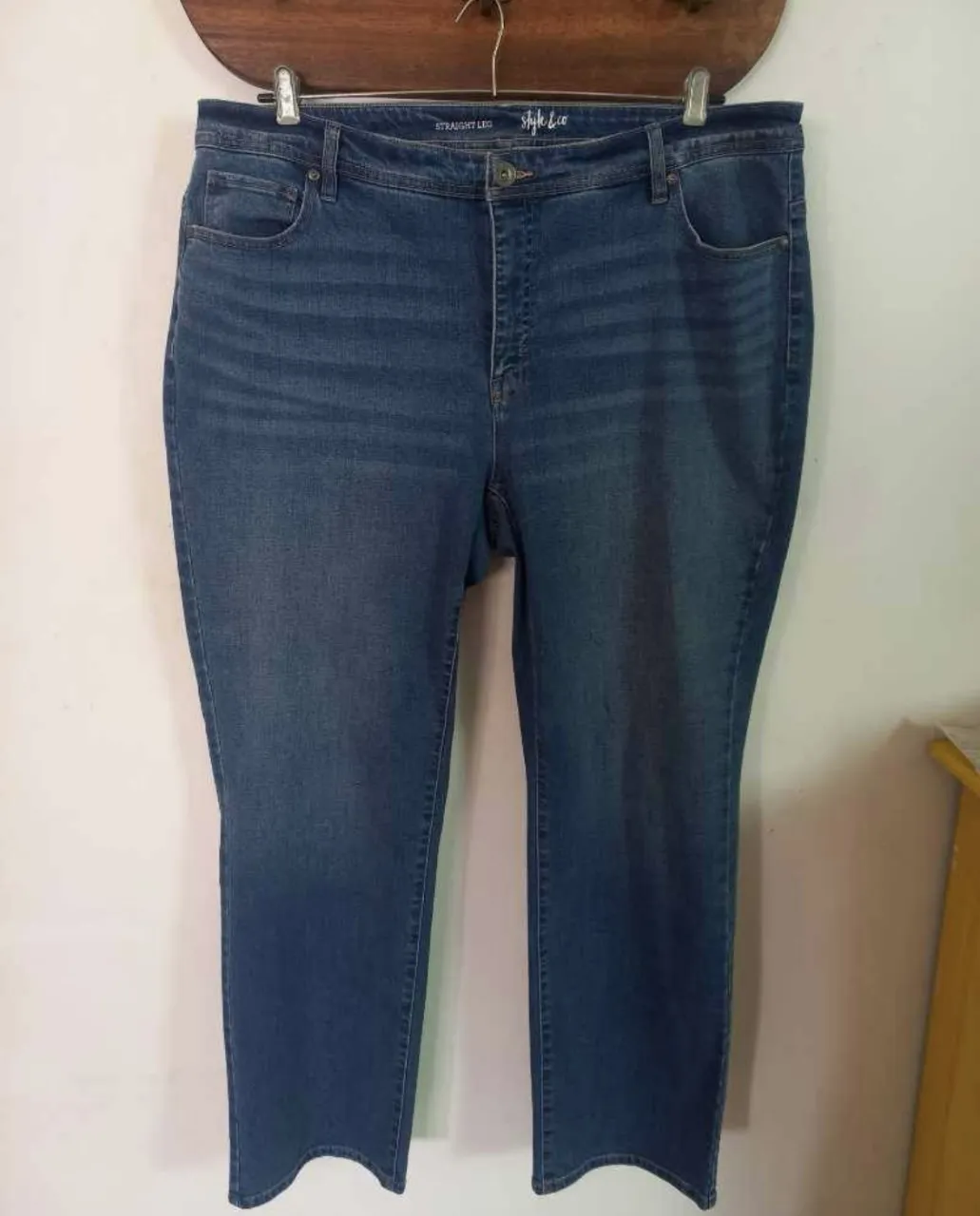 Jeans rectos de mujer, tiro alto, color azul. Ideal para un look casual y cómodo.