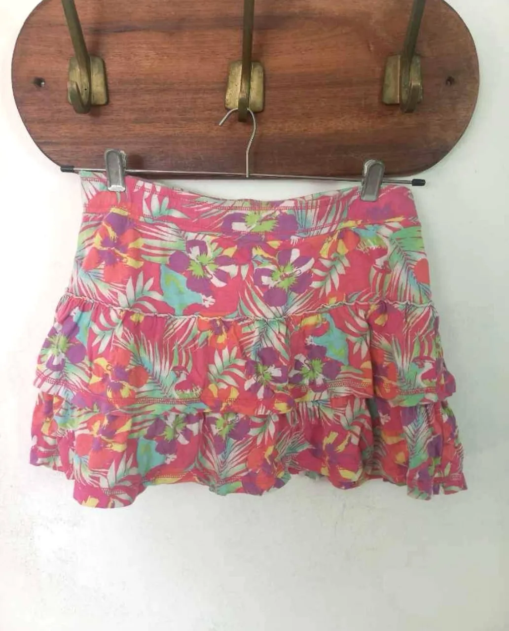Pollera con estampado floral en tonos rosas, verdes y violetas. De la marca Old Navy, con volados y talle XXL.