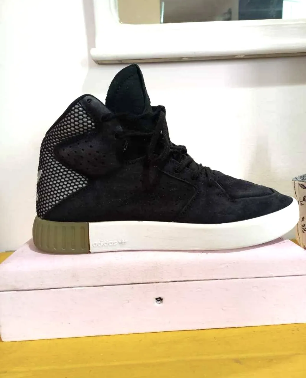 Zapatillas Adidas Tubular de hombre, color negro con detalles en blanco. Talle 7 US. Tiene no más de 2 usos, su único detalle es que le falta una plantilla como se puede ver en la última foto. 