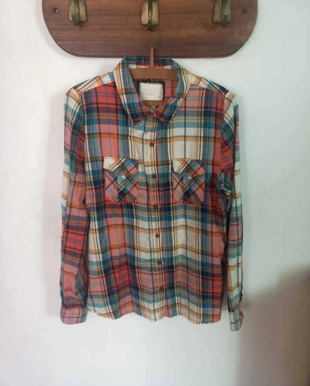 Camisa a cuadros de manga larga para hombre, de la marca Forever 21. Ideal para un look casual y cómodo.