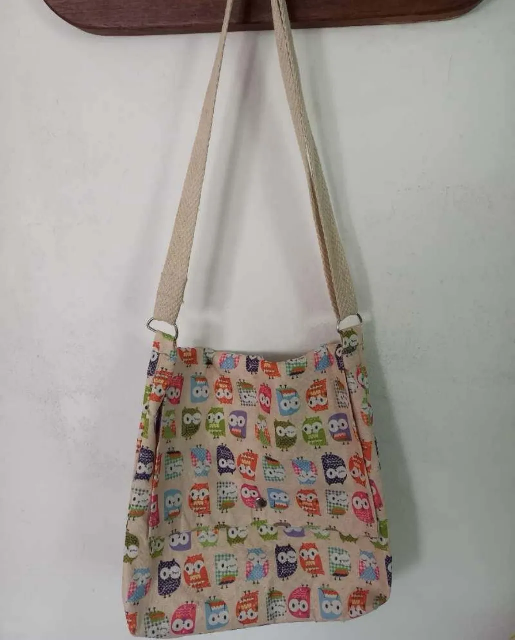 Bandolera de tela con estampado de búhos. Ideal para llevar tus cosas con estilo y originalidad. Perfecta para un look casual y divertido.