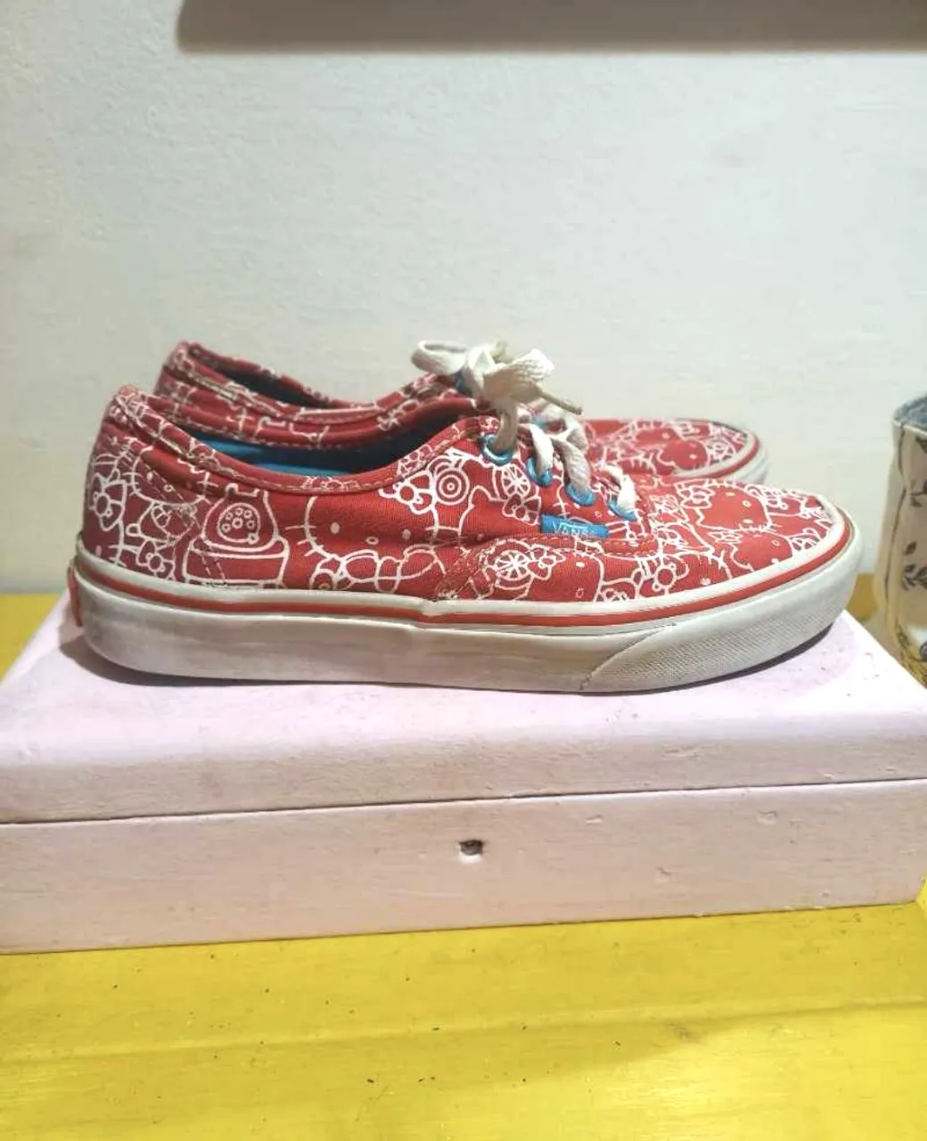 Zapatillas Vans Hello Kitty rojas con estampado de la icónica gatita. Talle 6.5 para mujer. Ideales para un look casual y divertido.
