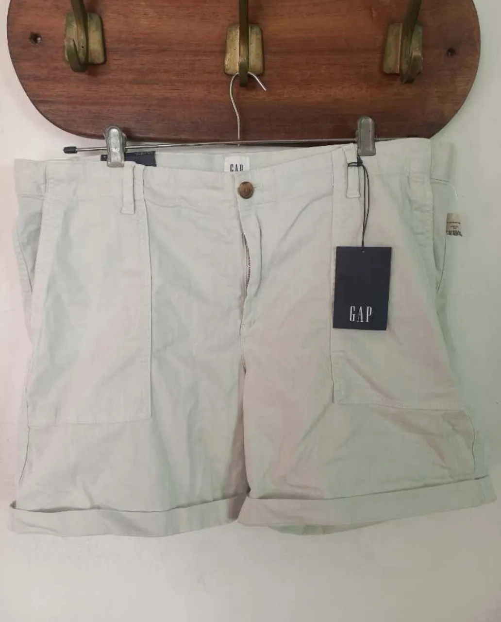 Shorts color verde agua clarito, tiro alto, con bolsillos frontales y traseros. Ideales para un look casual y cómodo.