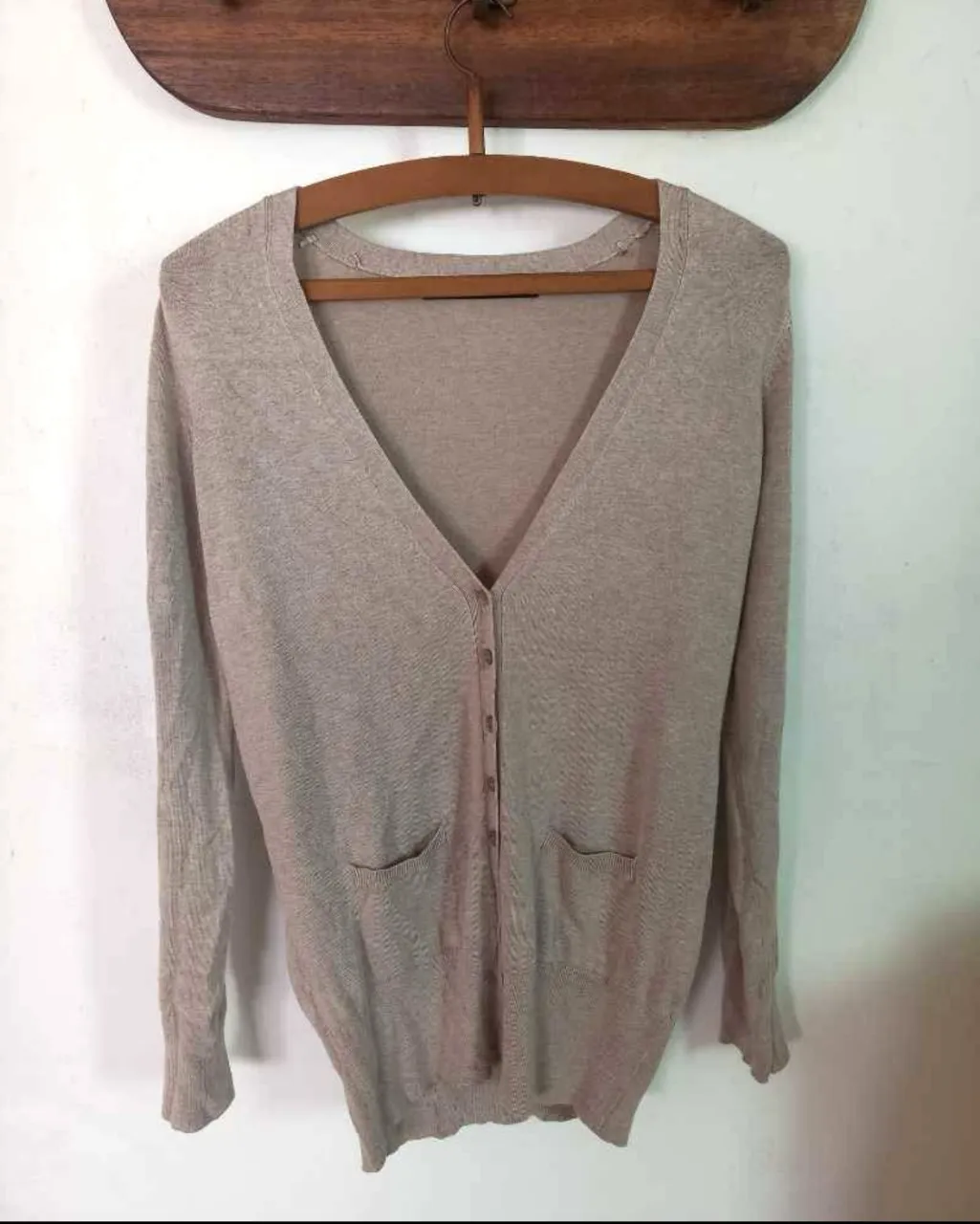 Cardigan de mujer Zara Knit, color gris claro, con dos bolsillos delanteros y botones. Ideal para un look casual y cómodo.