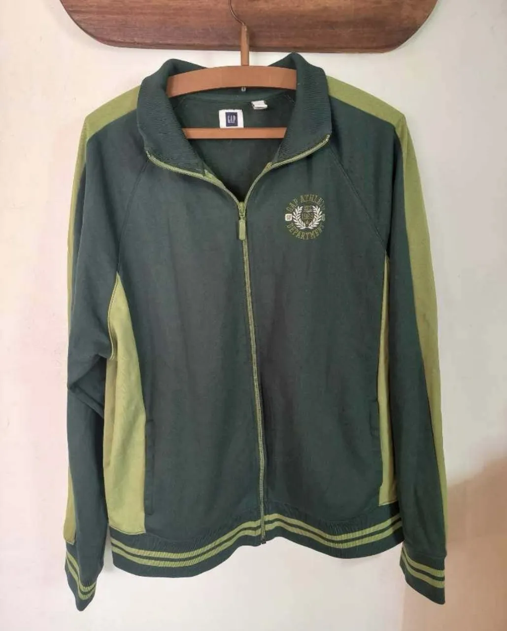 Buzo deportivo GAP con cierre completo, ideal para un look casual y cómodo. Diseño con mangas y detalles en contraste, perfecto para el día a día.