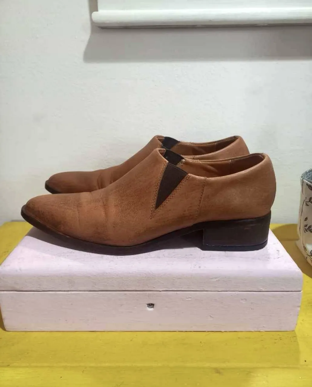 Botines de cuero marrón para mujer, con diseño elegante y estilo casual. Ideales para un look versátil.