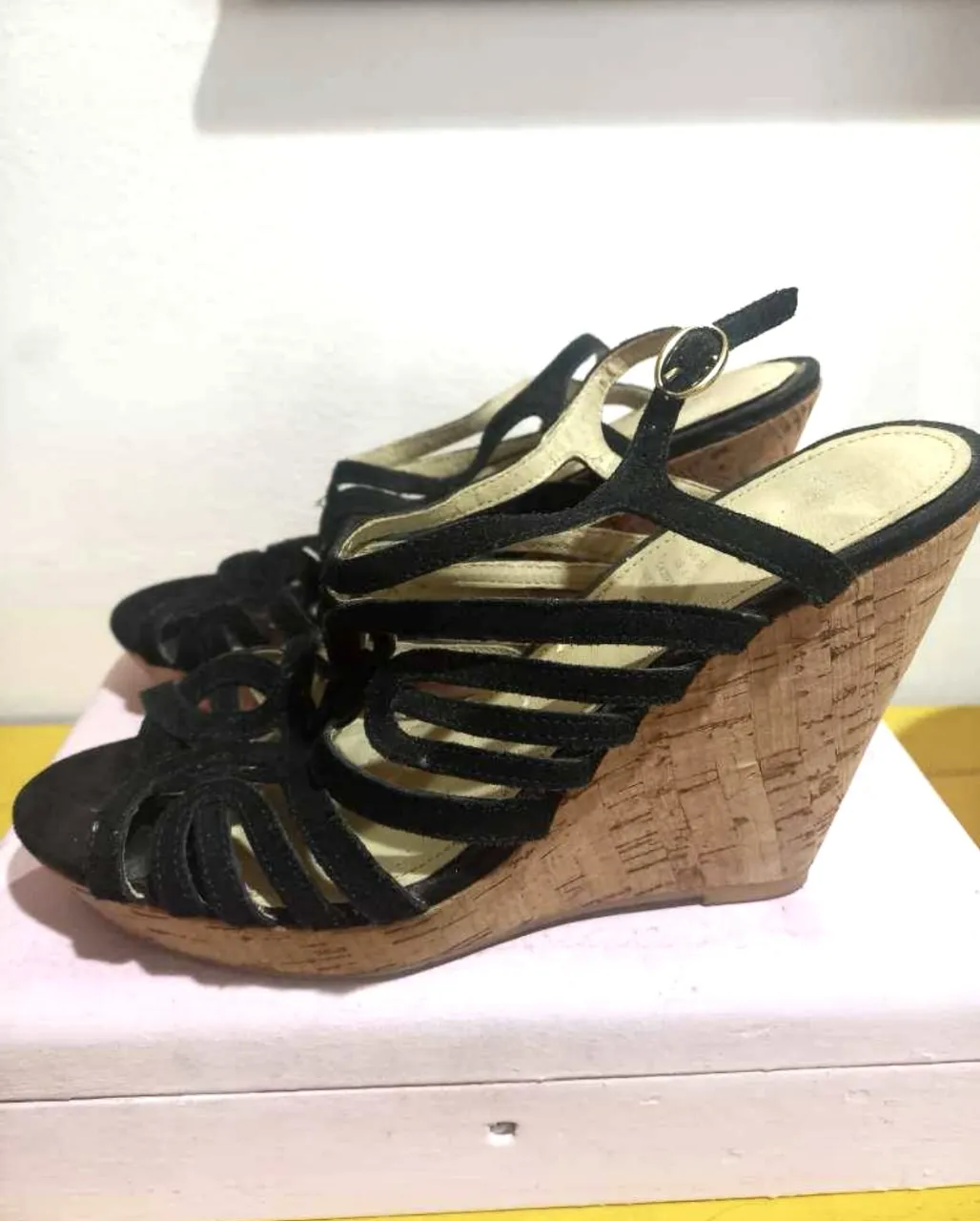 Sandalias de cuña negras de H&M, con diseño de tiras y ajuste en el tobillo. En la etiqueta dice talle 9 usa pero van más para un talle 37. Ideales para un look de verano. 