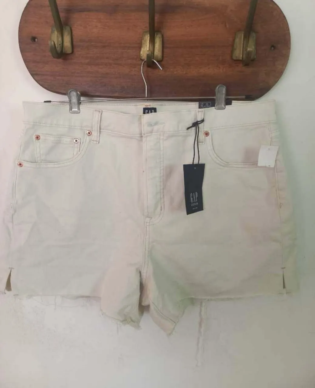 Shorts de jean tiro alto color crudo. Perfectos para un look casual de verano o para combinar con tus tops favoritos.