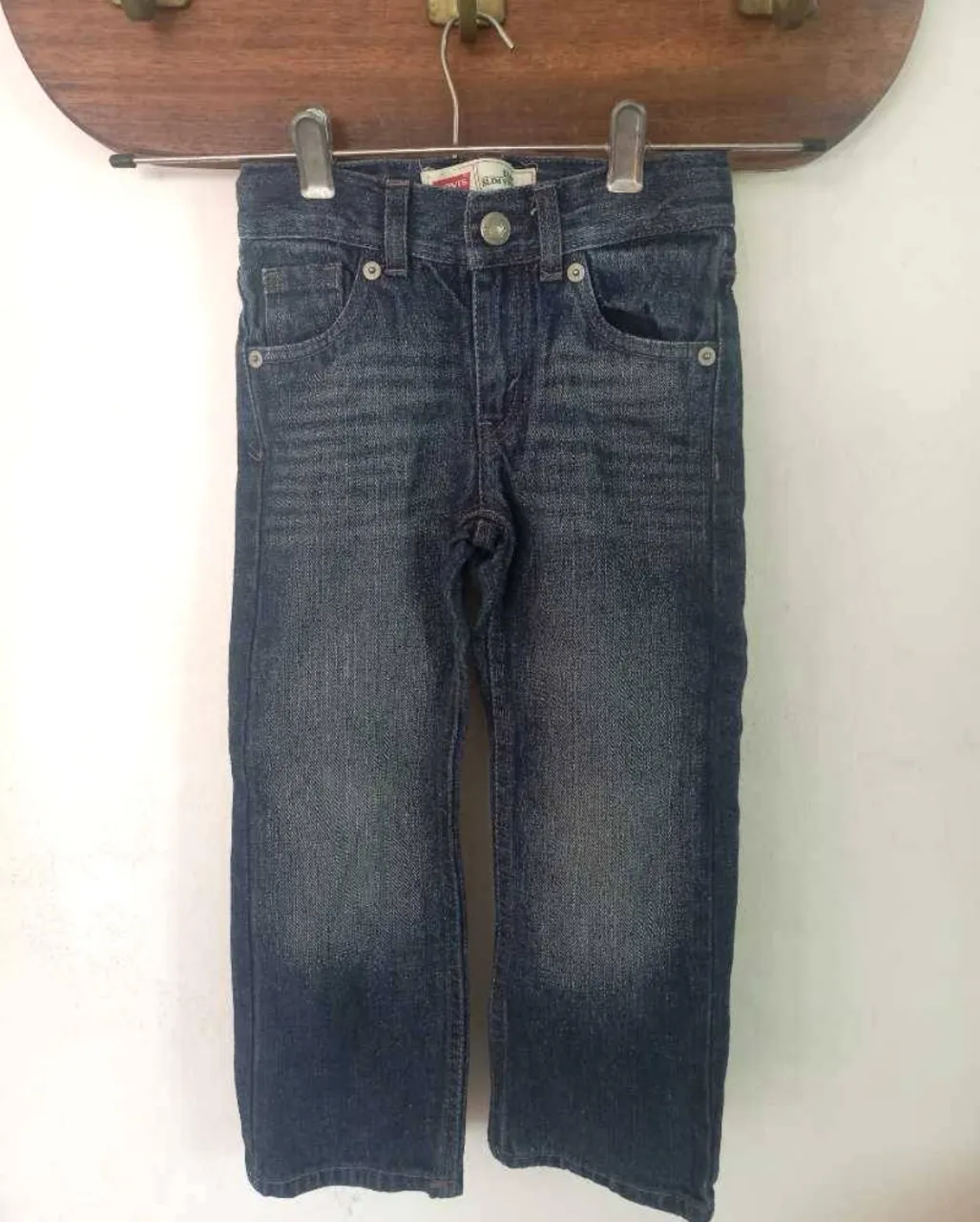 Jeans rectos de niño, marca Levi's, color azul oscuro, con etiqueta 514 Slim Straight.