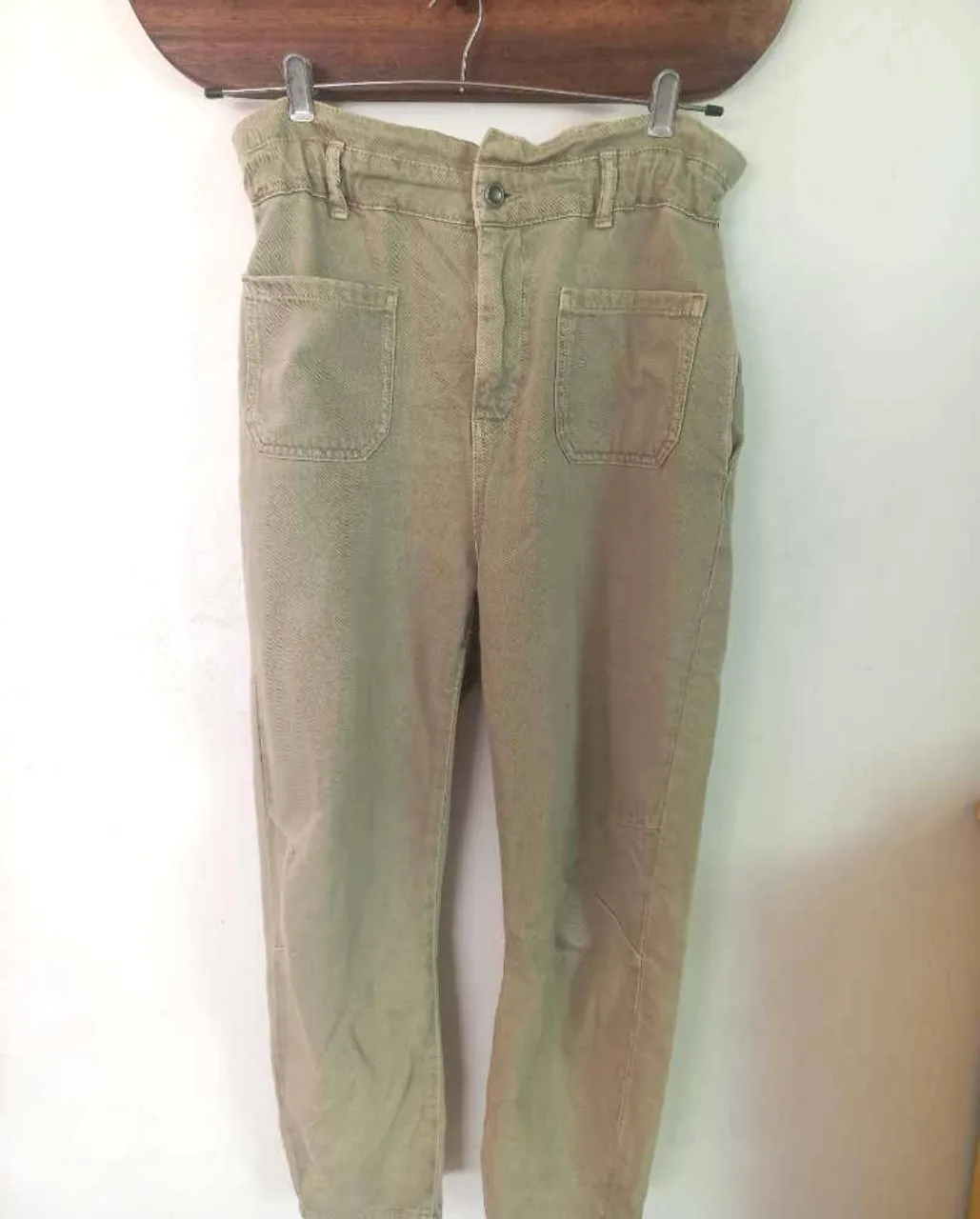 Pantalón suelto de mujer, color khaki, de la marca Zara. Talle 38 EUR, USA 6, MEX 28. Ideal para un look casual y cómodo.