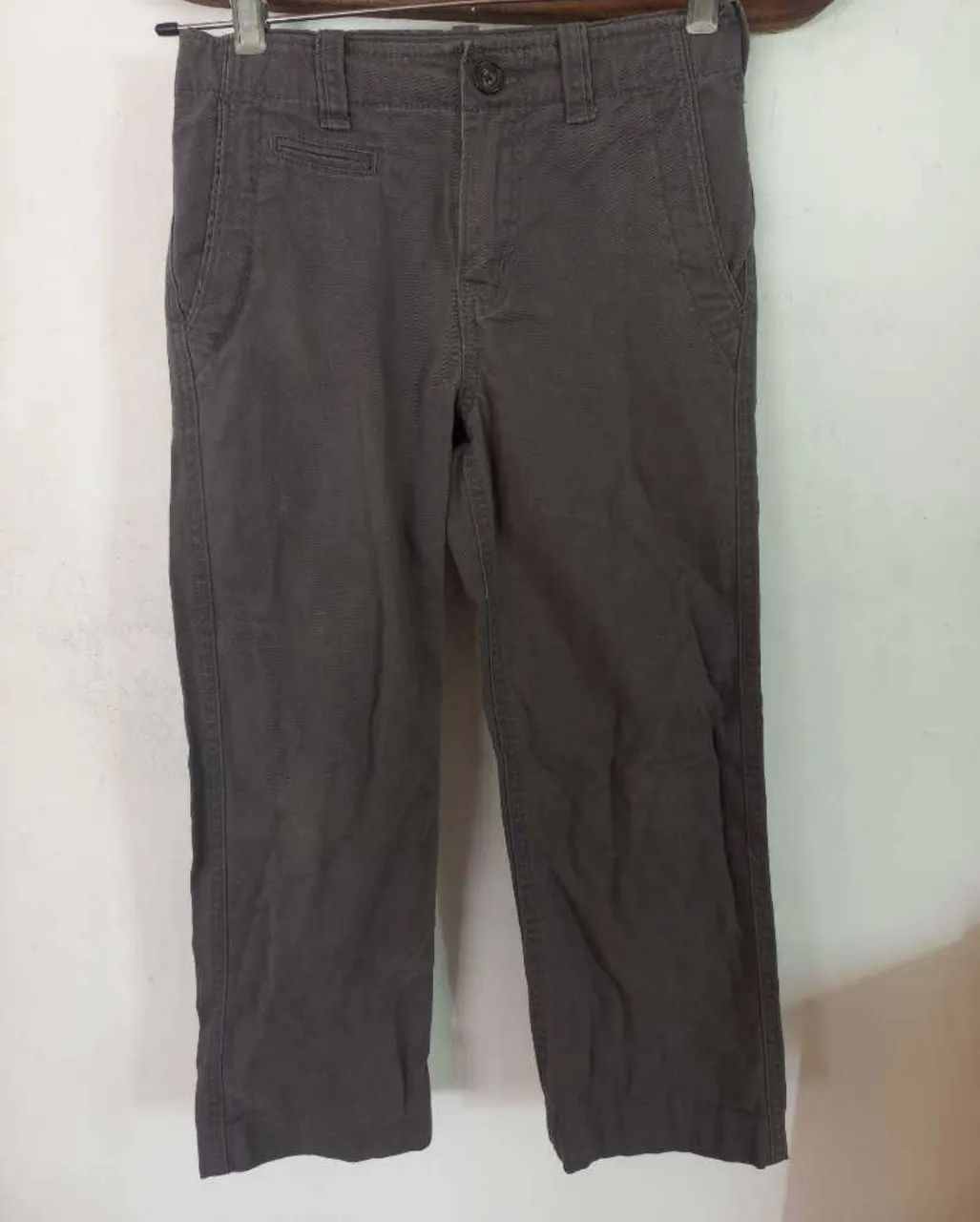 Pantalón recto gris oscuro, ideal para el día a día. Confeccionado en un material resistente y cómodo, perfecto para cualquier ocasión casual. Su corte clásico lo hace versátil y fácil de combinar.
