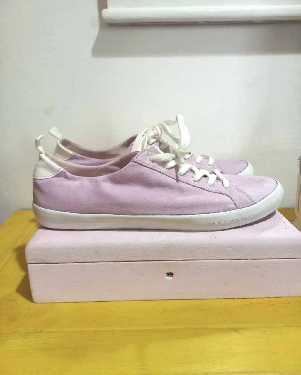 Zapatillas de mujer color lila con detalles blancos. Marca Gap, talle 9. Ideales para un look casual y cómodo.