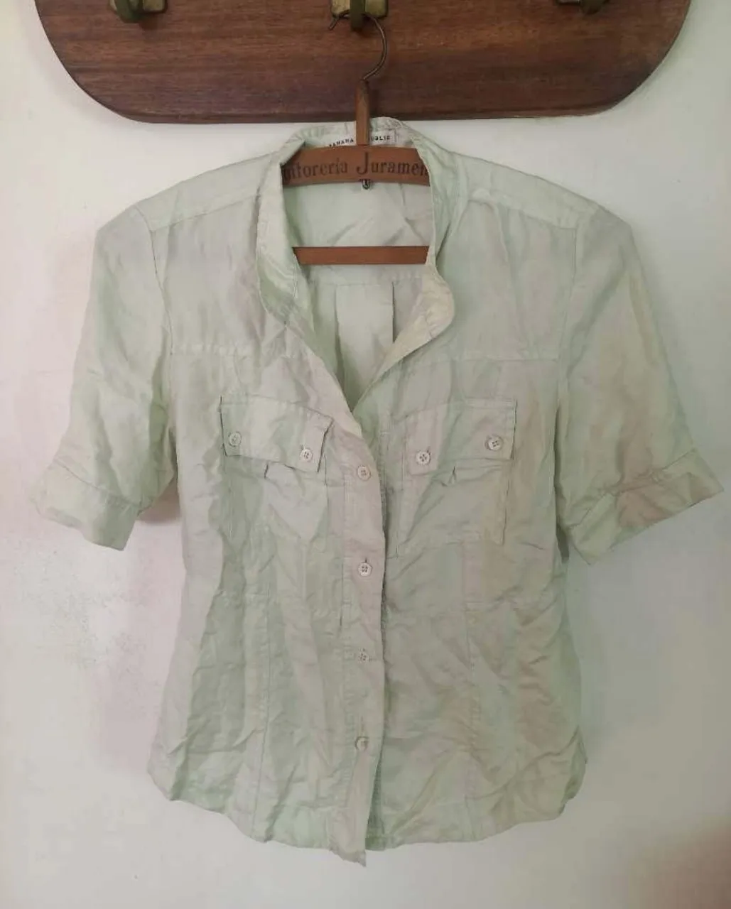 Camisa de vestir color verde pálido, manga corta y cuello mao. Posee dos bolsillos en el frente y botones al tono. Ideal para un look casual o de trabajo. Se entrega planchada :) 