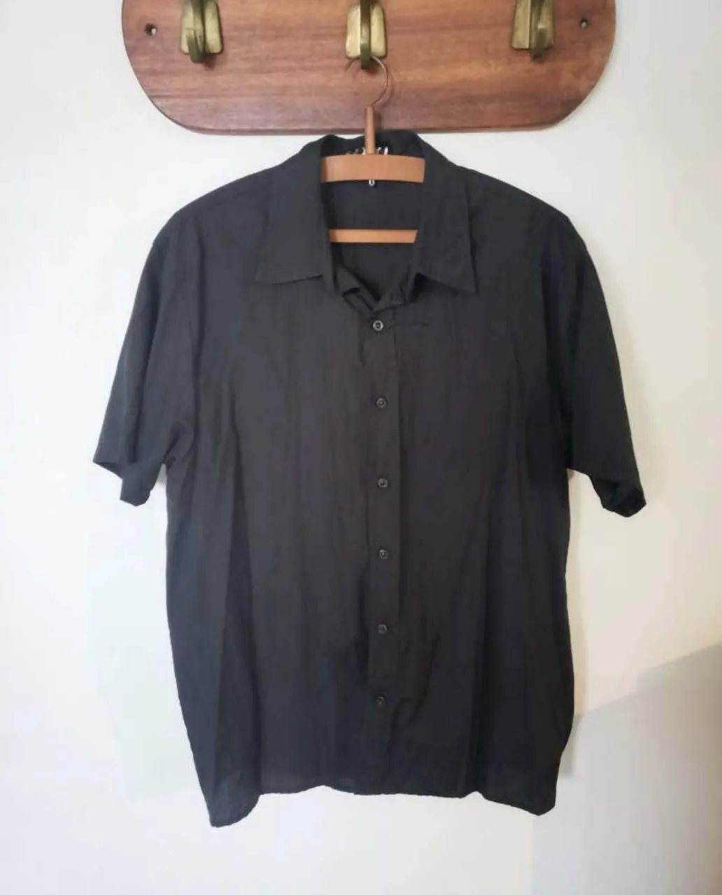 Camisa negra de hombre, manga corta, con botones. Ideal para un look casual o semi formal.