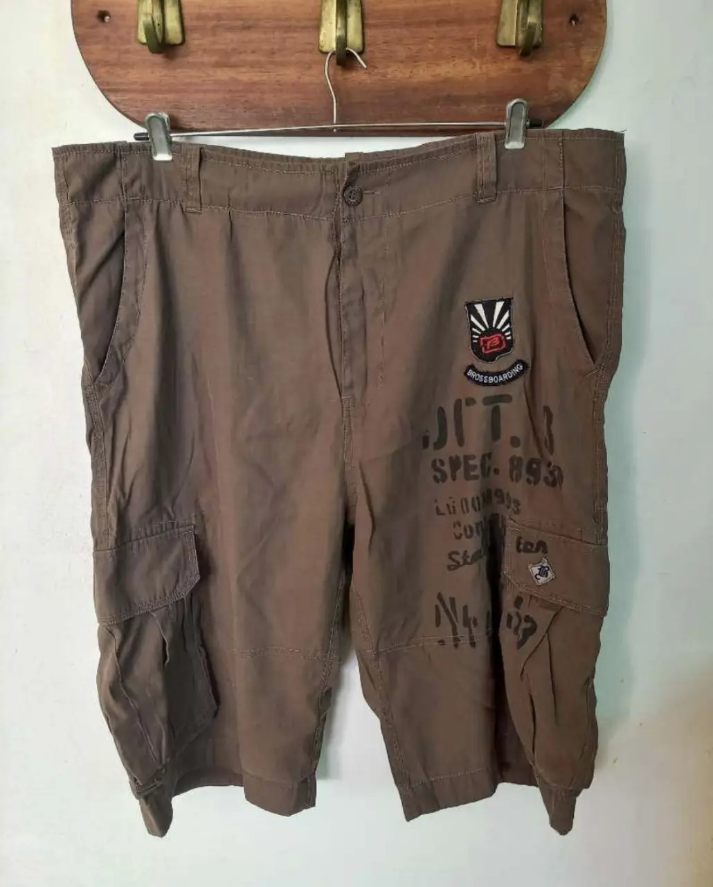 Short de hombre tipo cargo, color marrón. Con múltiples bolsillos y detalles estampados. Talle XL.