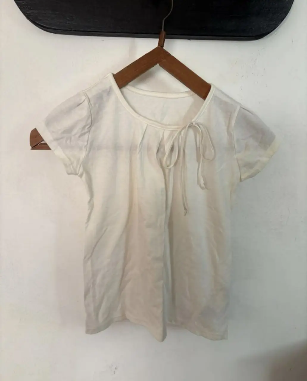 Blusa blanca de tela liviana talle 8, con detalle de lazo en el cuello y mangas cortas. Ideal para un look fresco y casual.
