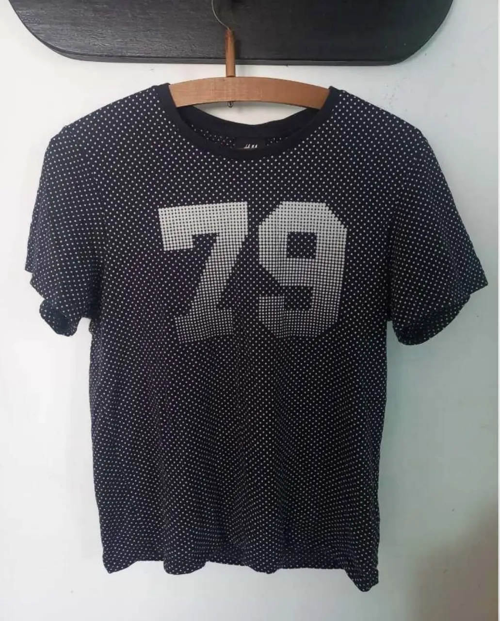Remera de hombre H&M con estampado de puntos y el número 79 en el frente. Talle XS. Ideal para un look casual y moderno.